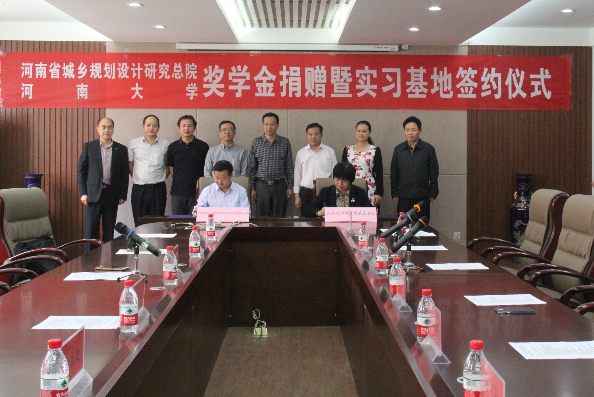 1463836396137018.jpg 奖学金捐赠签约.JPG